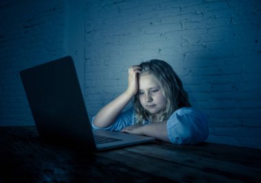 Korkmuş üzücü kız laptop acı siber zorbalık taciz umutsuz ve korkuttu hissi ile hat üzerinde kabadayılık. Stalker sosyal medya ağı ve İnternet tehlikeleri zorbalık çocuk kurbanı.