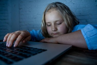 Korkmuş üzücü kız laptop acı siber zorbalık taciz umutsuz ve korkuttu hissi ile hat üzerinde kabadayılık. Stalker sosyal medya ağı ve İnternet tehlikeleri zorbalık çocuk kurbanı.