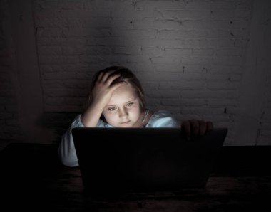 Korkmuş üzücü kız laptop acı siber zorbalık taciz umutsuz ve korkuttu hissi ile hat üzerinde kabadayılık. Stalker sosyal medya ağı ve İnternet tehlikeleri zorbalık çocuk kurbanı.