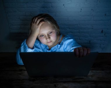 Korkmuş üzücü kız laptop acı siber zorbalık taciz umutsuz ve korkuttu hissi ile hat üzerinde kabadayılık. Stalker sosyal medya ağı ve İnternet tehlikeleri zorbalık çocuk kurbanı.