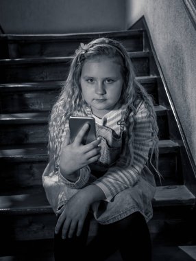 Yalnız, mutsuz, umutsuz ve istismar hissi merdivenlerde oturan mobil akıllı telefon tarafından siber zorbalık üzücü depresif genç kız kurbanı. Çocuk zorbalık ve online Stalker tarafından kısa mesaj tarafından taciz.