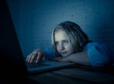 Sevimli kız öğrenci çocuk oynarken ve gece geç saatlerde online sörf. Çocuk internet oyunları ve sosyal medya cant uyku dizüstü bilgisayar.childhood ve internet bağımlılığı bağımlısı bağımlısı bağımlısı bağımlısı bağımlısı.