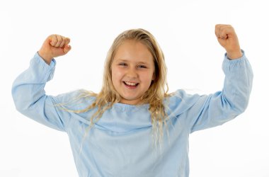 Portre kapatın. Sevimli büyüleyici mutlu, heyecanlı, komik, neşeli genç çocuk zafer kutluyor ve eğlenmek. Pozitif insan duyguları ve insanlar eğitim ve mutlu çocukluk kavramı.