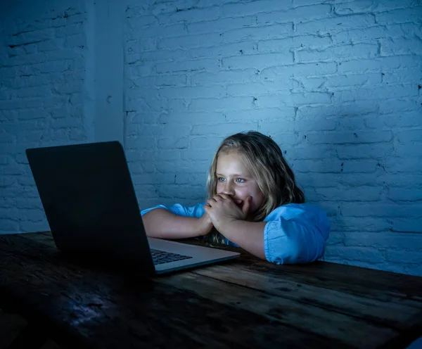 Menina Triste Assustado Intimidado Line Com Laptop Sofrendo Assédio Cyber — Fotografia de Stock