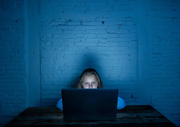 Налякана Сумна Дівчина Знущається Онлайн Ноутбуці Страждаючи Від Кіберзалякування Домагань — стокове фото