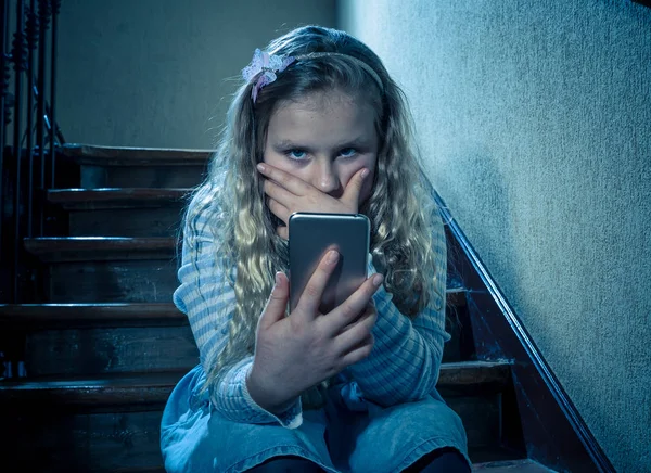 Triste Ragazza Depressa Vittima Messaggi Testo Umiliati Dai Social Media — Foto Stock