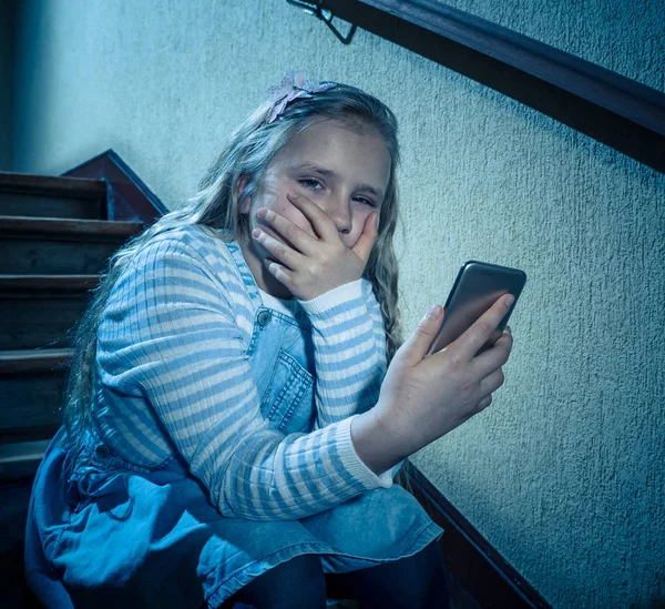 Triste Ragazza Depressa Vittima Cyberbullismo Smartphone Seduto Sulle Scale Sente — Foto Stock