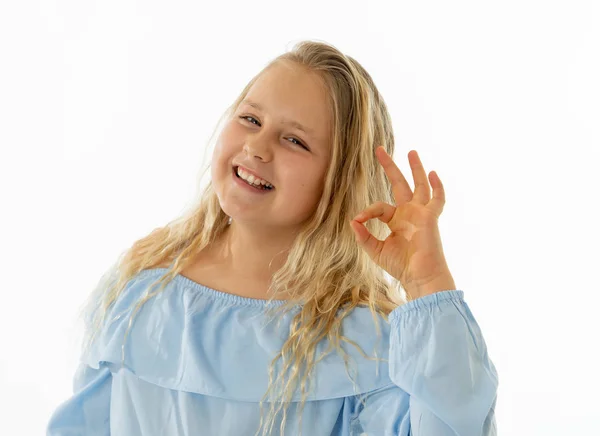 Portret Van Jonge Schoolmeisje Voelt Gelukkig Glimlachen Het Maken Van — Stockfoto