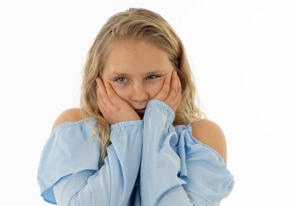 Close Retrato Uma Menina Tímida Bonito Olhando Tímido Para Câmera — Fotografia de Stock