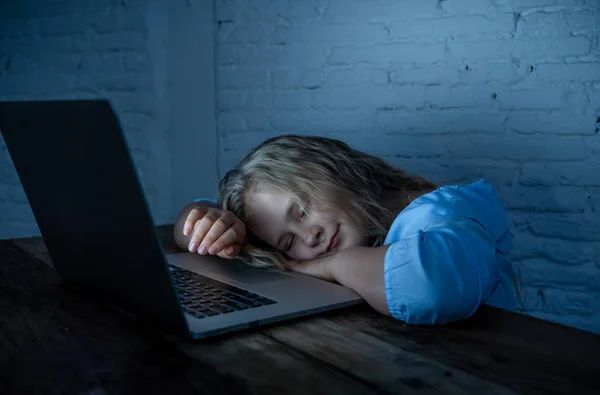 Bonito Estudante Brincando Surfando Line Tarde Noite Criança Viciada Jogos — Fotografia de Stock