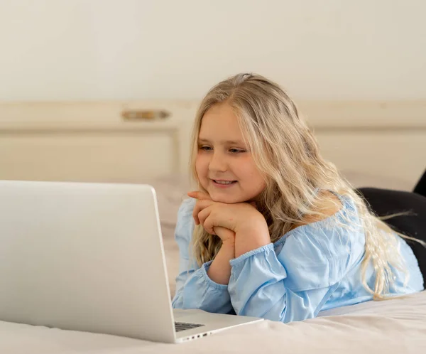 Linda Menina Loira Feliz Bonito Jogando Navegando Internet Laptop Criança — Fotografia de Stock