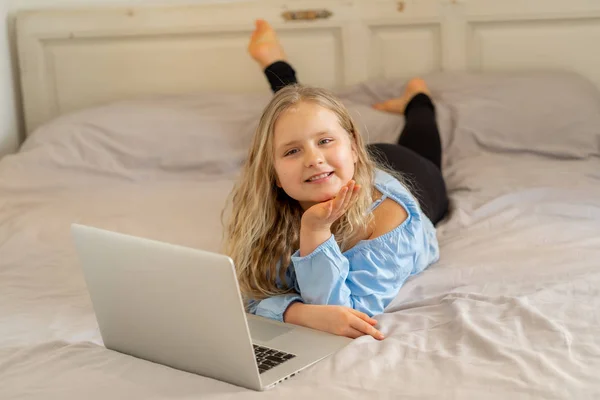 Linda Menina Loira Feliz Bonito Jogando Navegando Internet Laptop Criança — Fotografia de Stock