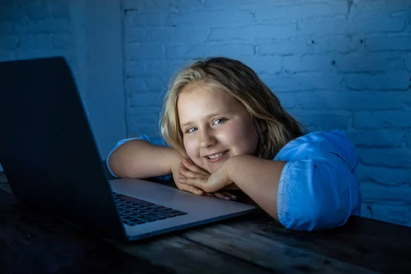Милая Школьница Играет Серфинга Онлайн Поздно Вечером Дети Зависимые Интернет — стоковое фото