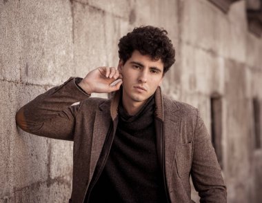 Çekici şık genç adam kentsel Avrupa şehir açık havada moda ve şık giysileri ile kameraya bakarak şehvetli poz. In People güzellik Gençlik moda trendleri ve Avrupa'da seyahat.