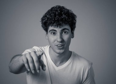 Şaşkın heyecanlı komik bin yıllık adam Portresi inanılmaz bir şey gülüyor işaret ve onun şans inanmıyordu sürpriz jestler yapıyor. Mutlu yüz ifadesi ve Insan duyguları mutluluk.