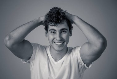 Mutlu genç adamın kameraya gülümseyerek ve gülerek eğlenen ve neşe içinde olan portresini kapatın. İnsanlarda Pozitif İnsan duyguları, yüz ifadeleri, mutluluk ve gençlik güzellik kavramı.