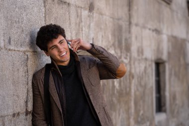 Söz ve akıllı telefon üzerinde sosyal medya arkadaşıyla tatil günlerinde Avrupa'da sohbet mutlu onun yirmili genç çekici adam. İletişim, teknoloji internet ve yaşam tarzı konsepti.