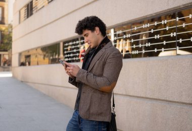 Moda kolej adam onun yirmili mutlu kontrol blog veya Avrupa şehir açık şehirde akıllı cep telefonu uygulaması üzerinde arkadaşı ile internet üzerinden sohbet. İletişim teknolojisi ve seyahat Avrupa'sında.