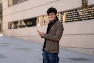 Moda kolej adam onun yirmili mutlu kontrol blog veya Avrupa şehir açık şehirde akıllı cep telefonu uygulaması üzerinde arkadaşı ile internet üzerinden sohbet. İletişim teknolojisi ve seyahat Avrupa'sında.