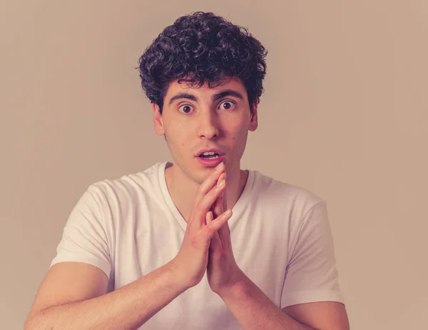 Retrato Del Joven Guapo Sorprendido Oyendo Noticias Inesperadas Adolescente Mirando — Foto de Stock