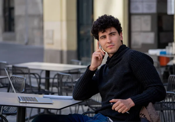 Mladý Muž Který Kecá Používá Chytré Mobilní Telefony Aby Promluvil — Stock fotografie
