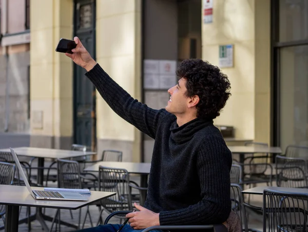 Joven Hombre Charlando Utilizando Aplicación Teléfono Móvil Inteligente Para Hablar — Foto de Stock