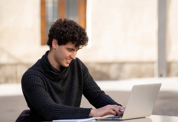 Красивый Молодой Человек Работающий Ноутбуком Террасе Кофейне Европейского Города Студент — стоковое фото