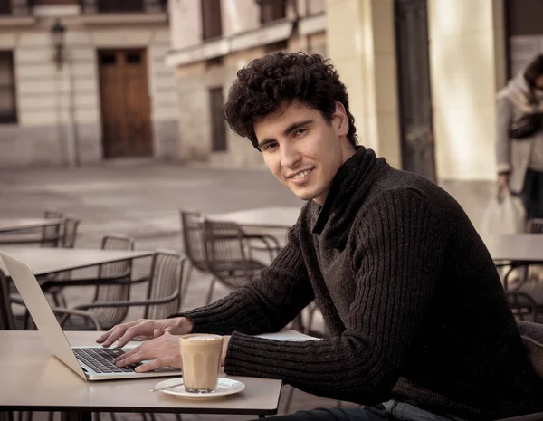 Przystojny Młody Człowiek Pracuje Laptopie Poza Tarasem Europejskiej Kawiarni Miasta — Zdjęcie stockowe