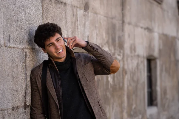 Söz ve akıllı telefon üzerinde sosyal medya arkadaşıyla tatil günlerinde Avrupa'da sohbet mutlu onun yirmili genç çekici adam. İletişim, teknoloji internet ve yaşam tarzı konsepti.