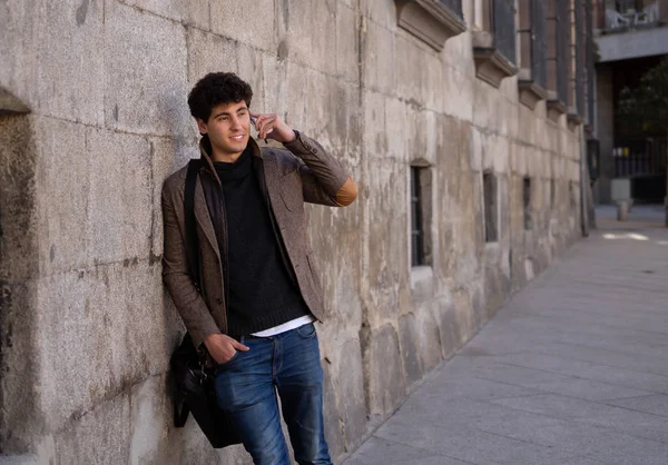 Söz ve akıllı telefon üzerinde sosyal medya arkadaşıyla tatil günlerinde Avrupa'da sohbet mutlu onun yirmili genç çekici adam. İletişim, teknoloji internet ve yaşam tarzı konsepti.