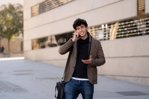 Mladý Atraktivní Muž Pobíral Rádi Mluví Chatování Přítelem Sociální Média — Stock fotografie