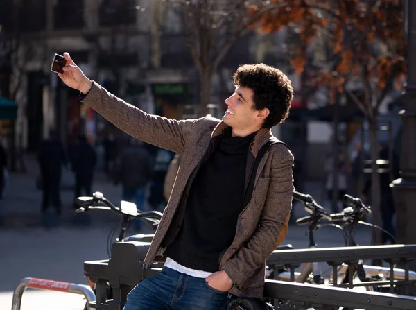 Ενθουσιασμένος Μοντέρνος Νέος Άνθρωπος Παίρνει Selfie Blog Για Έξυπνο Κινητό — Φωτογραφία Αρχείου