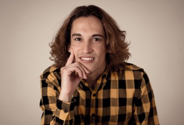 Rahat gömlek uzun saçlı kaygısız genç erkek Portresi kendinden emin ve kendinden emin görünümlü. Gülümsüyor ve kameraya bakıyor. Stüdyo çekimi. Doğal güzellikte, insan modelleme ve yaşam tarzı kavramı.