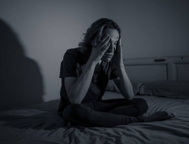 Harap bin yıllık adam üzgün duygu acı ve umutsuz acı Depresyon ağlıyor. Geceleri umutsuzluk içinde yatakta tek başına oturan zorbalık veya istismar depresif genç kurbanı. Genç Ruh sağlığı.
