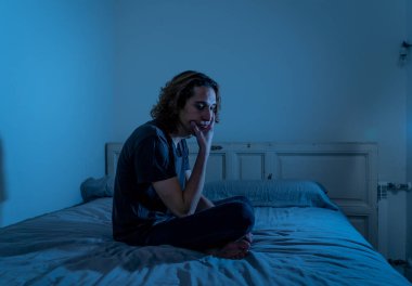 Harap bin yıllık adam üzgün duygu acı ve umutsuz acı Depresyon ağlıyor. Geceleri umutsuzluk içinde yatakta tek başına oturan zorbalık veya istismar depresif genç kurbanı. Genç Ruh sağlığı.