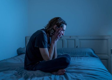 Harap bin yıllık adam üzgün duygu acı ve umutsuz acı Depresyon ağlıyor. Geceleri umutsuzluk içinde yatakta tek başına oturan zorbalık veya istismar depresif genç kurbanı. Genç Ruh sağlığı.