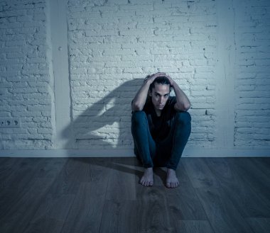 Harap depresif bin yıllık adam üzgün duygu acı Depresyon acı ağlıyor. Zorbalık genç kurbanı yalnız ve evde yalnız depresif duygu. Duygusal acı Yalnızlık ve Heartbroken.