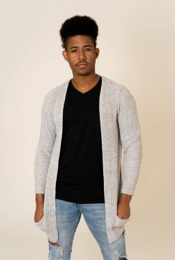 Moda ve şık giysiler ve afro saç modeli ile kameraya bakarak mutlu poz çekici şık genç afro-amerikan genç adam Portresi. İnsanlar güzellik ve gençlik moda trendleri.