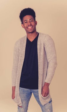 Moda ve şık giysiler ve afro saç modeli ile kameraya bakarak mutlu poz çekici şık genç afro-amerikan genç adam Portresi. İnsanlar güzellik ve gençlik moda trendleri.