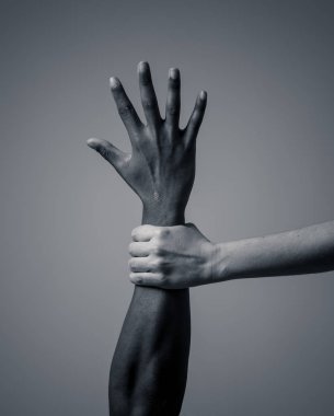 Siyah Afrikalı Amerikalı ve Kafkas elleri bir arada. Irkçılığa, ırksal sevgiye ve anlayışırkçeşitliliğine ve İnsan hakları işbirliği anlayışına karşı birleşmiş beyaz ve siyah tenli kollar