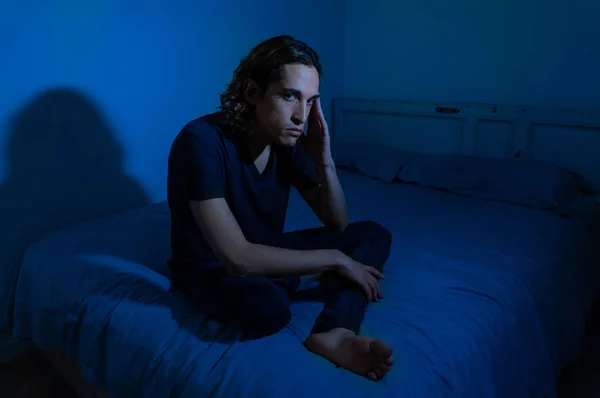 Zdeniszczony Człowiek Tysiąclecia Płacz Smutne Uczucie Boli Beznadziejnego Cierpienia Depresji — Zdjęcie stockowe