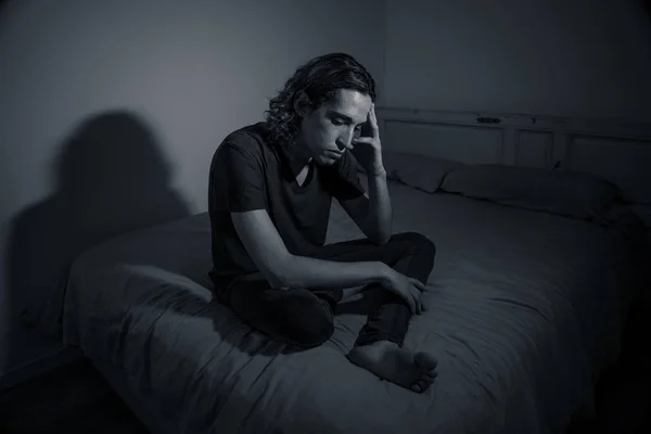 Devastado Homem Milenar Chorando Triste Sensação Dor Sofrimento Sem Esperança — Fotografia de Stock