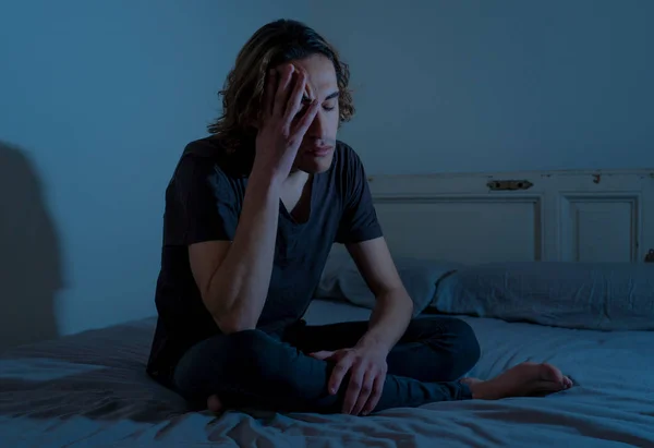 Опустошенный Тысячелетний Мужчина Плачет Грустное Чувство Боли Безнадежных Страданий Депрессии — стоковое фото