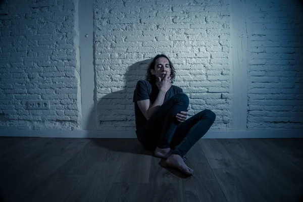 Опустошенный Депрессивный Тысячелетний Мужчина Плачет Грустное Чувство Больно Страдает Депрессией — стоковое фото