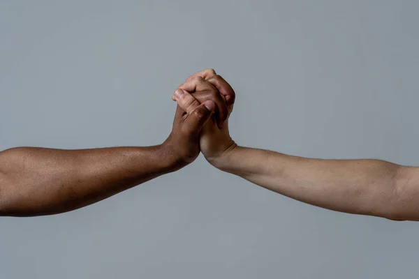 黒人アフリカ系アメリカ人と白人の手が一緒に持っている人種差別を止める 世界統一多民族愛と寛容と人種多様性協力における白と黒の肌の腕 — ストック写真
