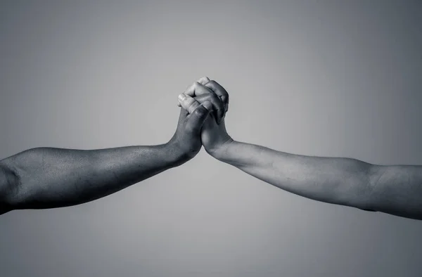 黒人アフリカ系アメリカ人と白人の手が一緒に持っている人種差別を止める 世界統一多民族愛と寛容と人種多様性協力における白と黒の肌の腕 — ストック写真