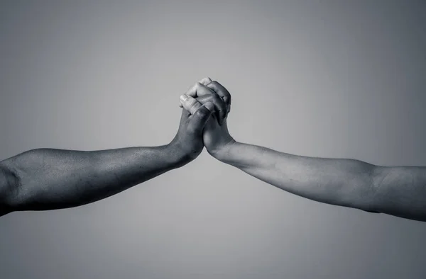 Mãos Negras Afro Americanas Caucasianas Segurando Juntos Parar Racismo Braços — Fotografia de Stock