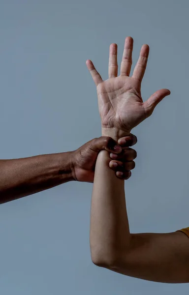 Mão Negra Afro Americana Segurando Braço Pele Branca Imagem Conceitual — Fotografia de Stock