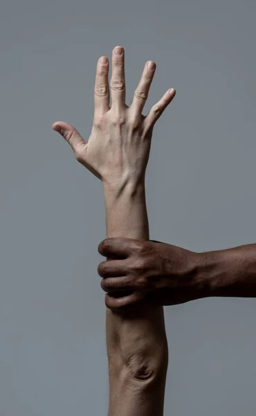 黑人非洲裔美国人手抱着白皮肤手臂 帮助难民和制止种族主义问题的人道主义运动的概念形象 世界团结合作 宽容与人权理念 — 图库照片
