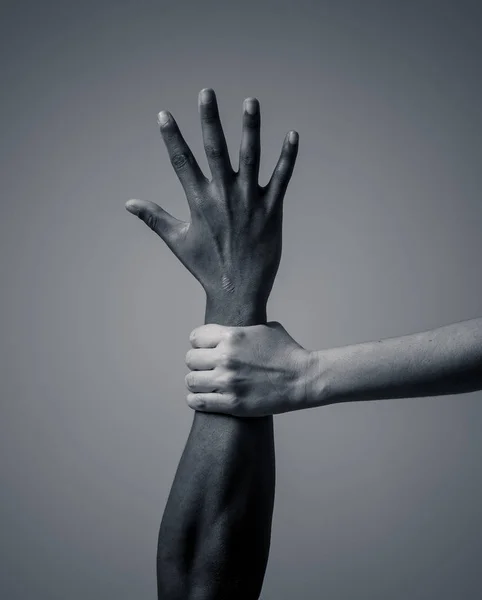 黑人非洲裔美国人和白人手牵手在一起 全世界白皮肤和黑皮肤武器团结一致反对种族主义 种族爱和理解种族多样性和人权合作概念 — 图库照片